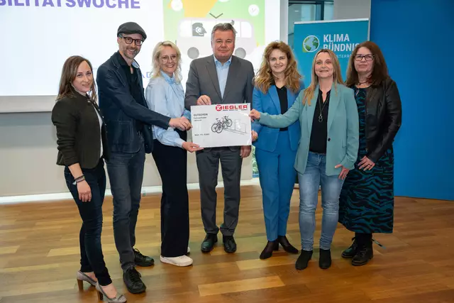 Die Bürgermeisterin von Holzhausen, Andrea Hubmer, Norbert Rainer vom Klimabündnis, Umweltausschuss-Obfrau Manuela Schalk, Landesrat Günther Steinkellner, Jutta Rinner von der Linz AG, Gemeinderätin Martina Roitmeier und Claudia Völk (Unterstützung EMW) bei der Preisverleihung in Linz. | Foto: LinzAG/FotoKerschi