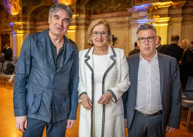 Landeshauptfrau Johanna Mikl-Leitner mit Paul Gessl (l., Sprecher der NÖKU-Geschäftsführung) und Albrecht Grossberger (r., Kaufmännischer Geschäftsführer). | Foto: NLK Khittl