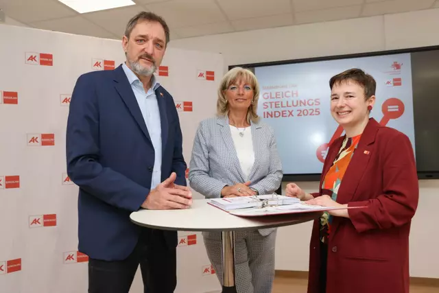 Arbeiterkammer-Präsident Gerhard Michalitsch, Elisabeth Böhm, Vorsitzende des Städtebunds im Burgenland und Arbeiterkammer-Expertin Gabi Tremmel-Yakali freuen sich gemeinsam über das positive Ergebnis.  | Foto: Arbeiterkammer