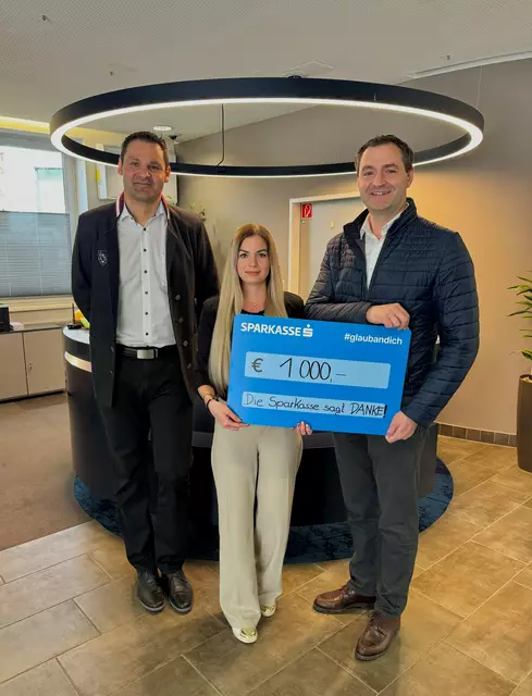 von links nach rechts: Albert Brandstätter und Sandra Wieland von der Salzburger Sparkasse bei der Spendenübergabe an Ortsfeuerwehrkommandant Hauptbrandinspektor Markus Pfeifenberger von der Feuerwehr St. Michael im Lungau. | Foto: Salzburger Sparkasse