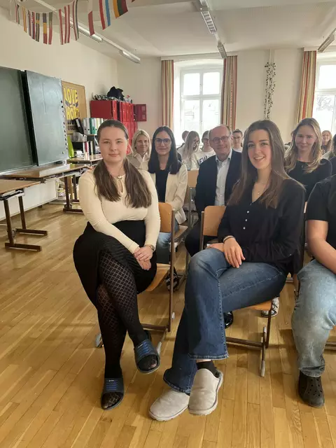 Anna Madlener, Schulleiterin Mag. Bernadette Preis, Leonie Fröschl, Dr. Othmar Karas, Lisa Kitzler, Annelie Marchsteiner | Foto: HLW Zwettl/Kreutzer