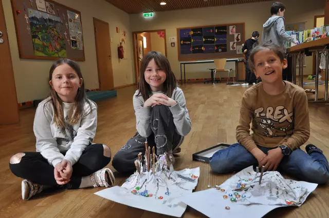 Victoria, Lara und Lasse zeigen am selbstgebauten Modell, wie Abholzung Lawinen begünstigt. | Foto: VS Stams