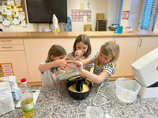 Die Kinder backen Kuchen für eine Schule in Uganda. | Foto: VS Stams