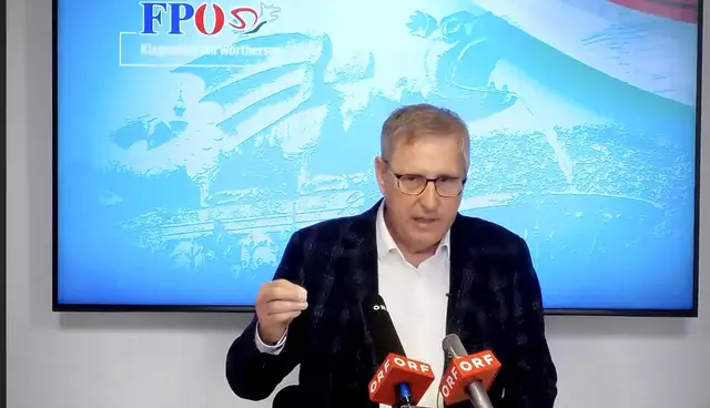 FPÖ Gemeinderat Andreas Skorian sägt am Stuhl von Finanzreferentin Constance Mochar (SPÖ) und fordert sie zum Rücktritt auf.
  | Foto: MeinBezirk.at