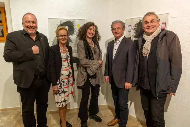 Galerieleiter Peter Assmann, Vizebürgermeisterin Erika Fehringer, Künstlerin Martina Reinhart, Bürgermeister Peter Groiß, Schauspieler Franz Froschauer (v.l.).

  | Foto: Stadtgemeinde Attnang-Puchheim
