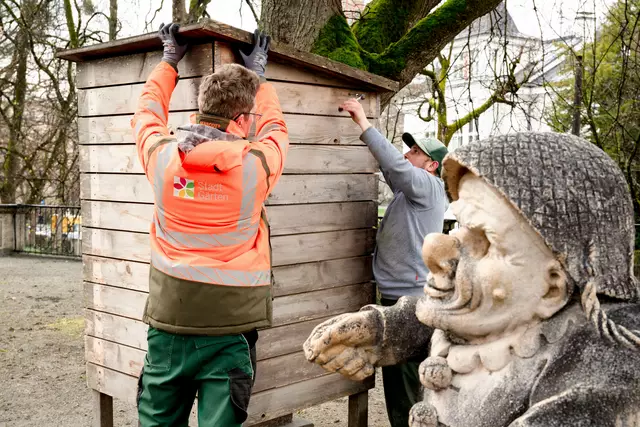 Die 17 Marmorzwerge wurden von den Profis der Stadtgärten sorgfältig gereinigt und frühlingsfit gemacht. | Foto: Stadt Salzburg/Escabosa
