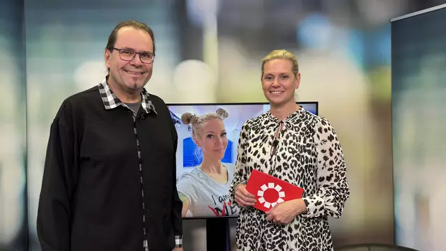 Astrologe Wilfried Weilandt und Moderatorin Sandra Schütz haben gemeinsam in die April-Sterne geblickt. | Foto: Lukas Triebelnig