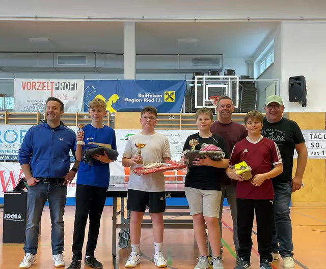 Jugendbewerb: Turnierleiter Alois Maier, 3. Platz Leo Steininger, 1. Platz Manuel Bäck, 2. Platz Sebastian Kaiser, Union Obmann Markus Gadringer, 4. Platz Laurenz Weinberger, Sektion Tischtennis Johann Hörmanseder. | Foto: Union Taiskirchen