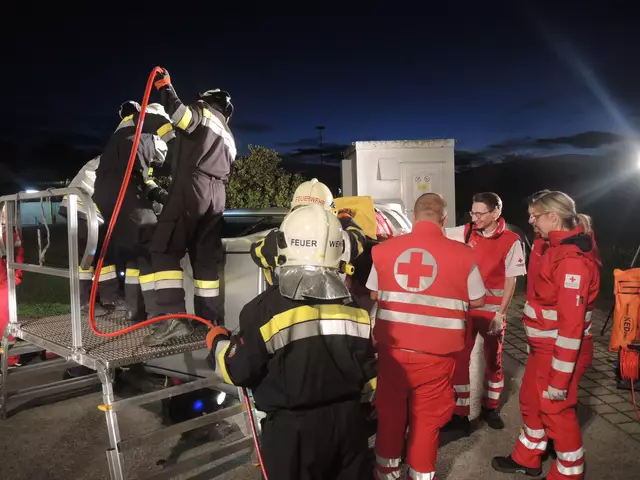 Feuerwehr und Rettung waren bis in die Nacht im Einsatz. | Foto: Johannes Maier/FF Mureck