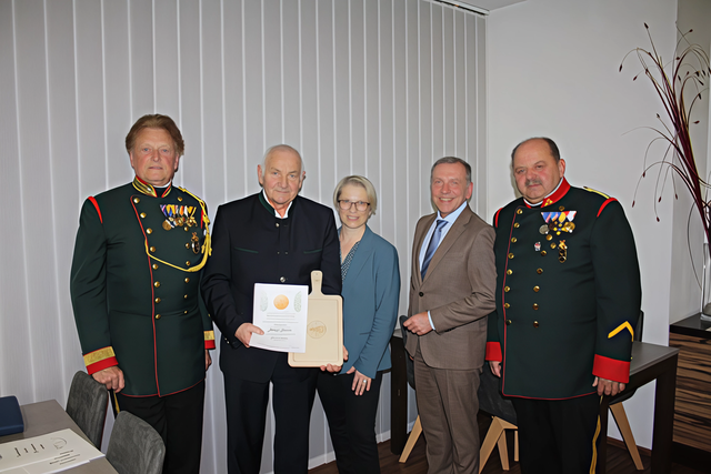 Major i. Tr. Erich Pichl, Ehrenmitglied Bruno Dangl, Bezirkshauptfrau Manuela Herzog, Protektor Josef Ramharter und Hauptmann i. Tr. Franz Loydolt (v.l.) | Foto: Bürgerkorps Waidhofen/Thaya