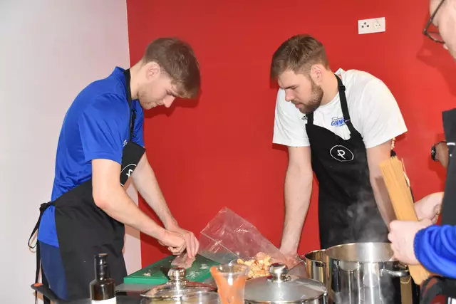Fürs Hühnchen verantwortlich: Florian und Daniel Köppel | Foto: Michael Strini