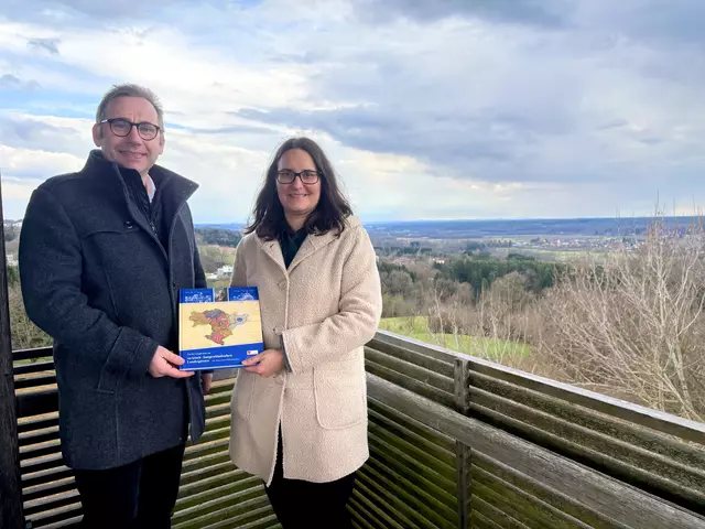 Thomas und Ulrike Hochwarter recherchierten zur Geschichte der Steirisch-Burgenländischen Grenze und fanden dabei im Ungarischen Staatsarchiv bisher unbekanntes Kartenmaterial und dessen Geschichte. | Foto: Margot Jeitler
