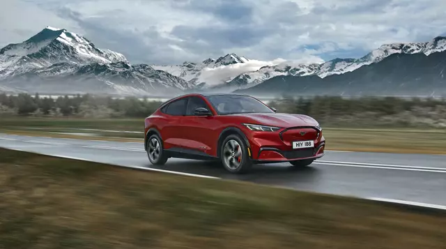 Wie es sich für Erfolgs-Modelle gehört, bekommt auch der Ford Mustang Mach-E ein Update – und ist flotter, stärker und lädt hurtiger. | Foto: Ford
