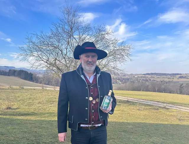 Andreas Selner vom Mostlandhof in Schauboden wurde auf der Ab Hof für seinen Erdbeergeist ausgezeichnet. | Foto: Mostlandhof