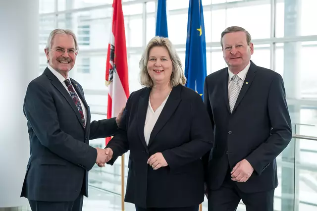 Landtagspräsident Karl Wilfing (l.) und der Zweite Präsident Gottfried Waldhäusl gratulierten der neuen Dritten Präsidentin Elvira Schmidt. | Foto: NÖ Landtag/Molnár