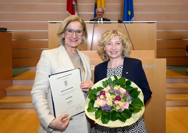 Landeshauptfrau Johanna Mikl-Leitner mit der neuen Landesrätin Eva Prischl. | Foto: NLK Pfeiffer