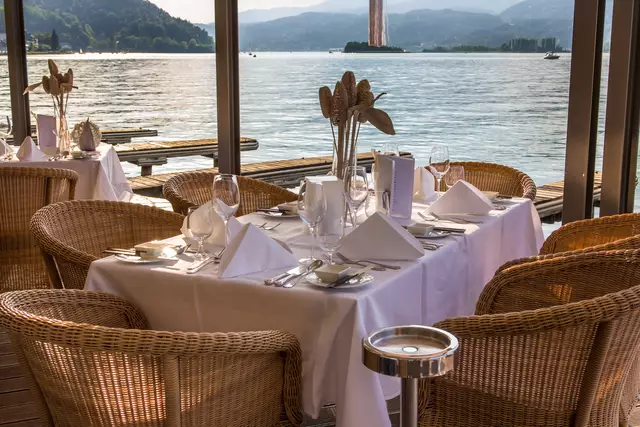 Das "La Terrasse im Hotel Schloss Seefels" bezaubert mit einer märchenhaft schönen Lage am Wasser und der niveauvollen Kulinarik. (Symbolfoto) | Foto: stock.adobe.com/at/dandaman