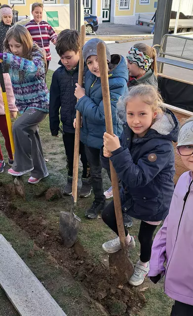 Die Kinder packten beim Lohnsburger Hochbeet mit an. | Foto: VS Lohnsburg