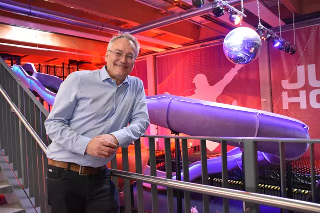 Florian Ruckert, Geschäftsführer der Jump House Gruppe, im neu eröffneten Trampolinpark in Kiefersfelden. Eines der Highlights sind actionreiche Riesenrutschen.  | Foto: Barbara Fluckinger