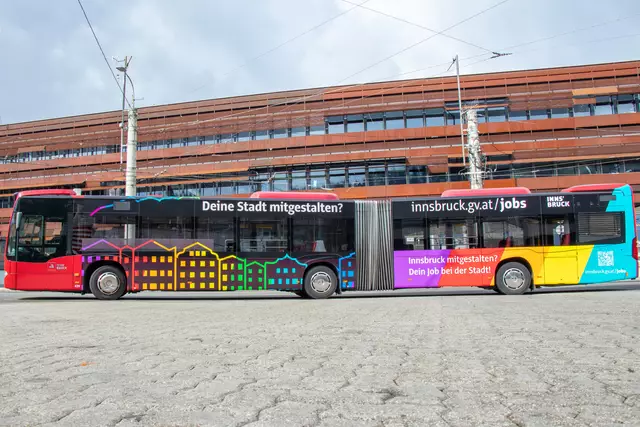 Mit seinem farbenfrohen Design macht der Karrierebus auf die vielfältigen Jobmöglichkeiten bei der Stadt Innsbruck. | Foto: M. Freinhofer