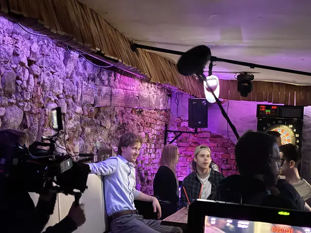 Am Set mit der Filmcrew und den Schauspielern. | Foto: Emanuel Hasenauer