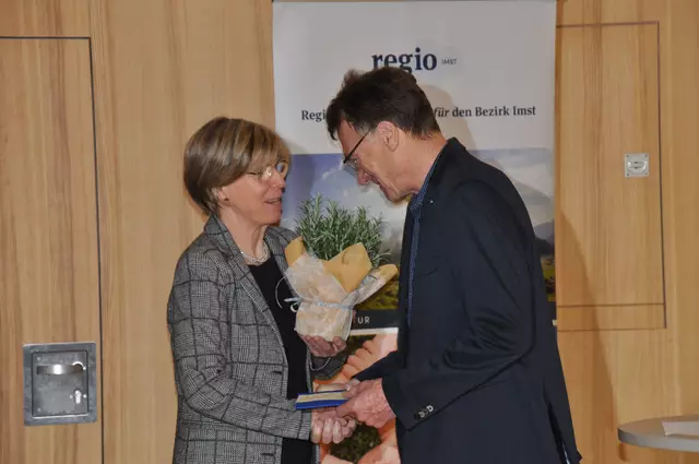 Die neue Obfrau Christina Röck bedankt sich beim scheidenden Vorstandsmitglied Robert Reindl.