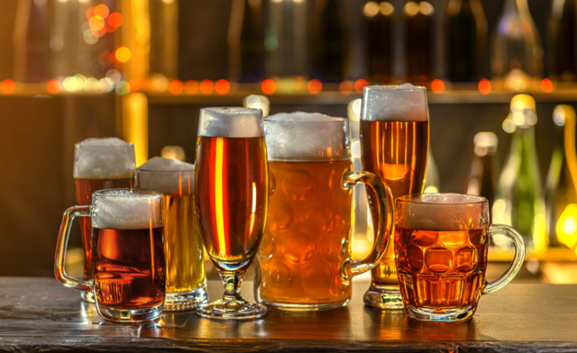 Rund 5,20 Euro sind derzeit im Schnitt für ein großes Bier im Lokal zu bezahlen. Das könnte sich ändern, wenn das Patent kommt. | Foto: Shutterstock/TSViPhoto