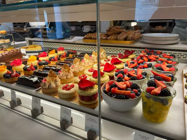 In ihrer Bäckerei bietet das Ehepaar eine Vielzahl an traditionellen französischen Broten und Süßspeisen an. Baguette, Ciabatta und Sauerteigbrote gehören ebenso zum Sortiment wie Klassiker der französischen Patisserie.  | Foto: Pia Rotter/MeinBezirk