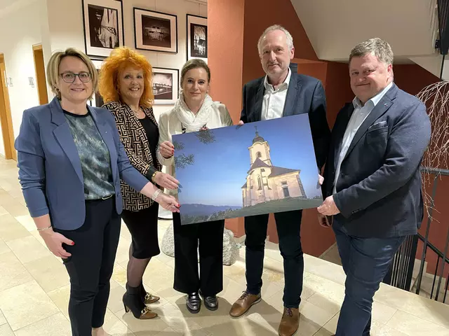 Überreichung der Dauerleihgabe: Amtsleiterin Anja Schweda, Vizebürgermeisterin Marlene Rogi, Bürgermeisterin Doris Liposchek, Fotokünstler Bernd Grosseck und Vizebürgermeister Christian Mitterböck. | Foto: Gemeinde Wernberg