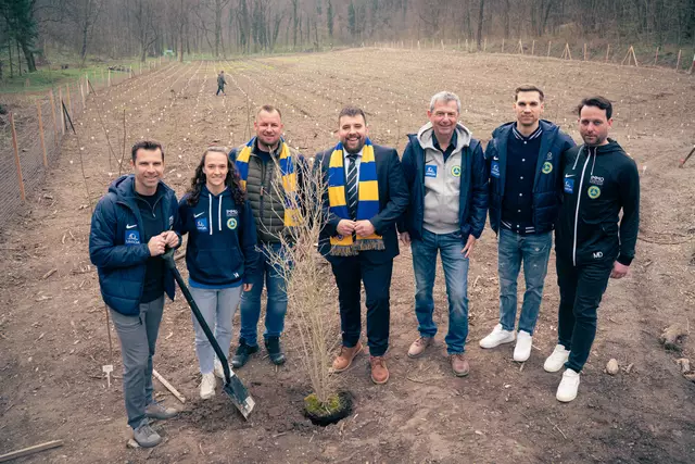 Sportdirektor Andreas Ivanschitz, Spielerin Lena Kovar, Gartengestaltungspartner Alexander Miksch, Bürgermeister Hainburg Johannes Gumprecht, Vienna Präsident Kurt Svoboda, Vienna Spieler Christoph Monschein, Vienna Frauen-Trainer Mark Dobrounig (v.l.n.r.) | Foto: First Vienna FC 1894