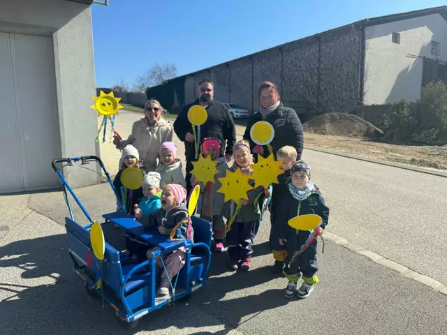 Bürgermeister Jochen Müllner trifft die singenden Kinder und zeigt sich begeistert von der Aktion. | Foto: Gemeinde Ritzing