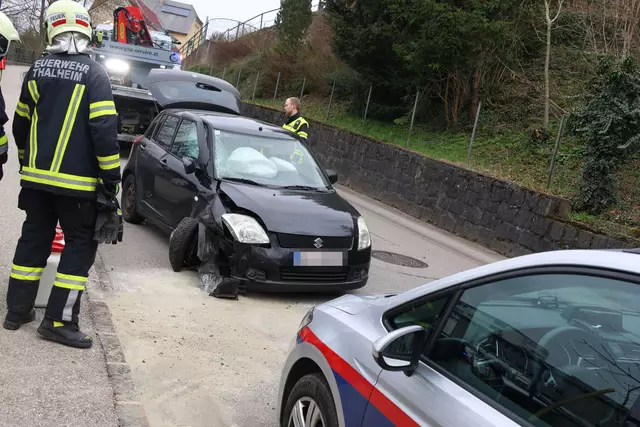 Eine Lenkerin schrottete ihren Suzuki in Thalheim bei Wels, indem sie den Pkw in eine Steinmauer legte - es dürfte Alkohol im Spiel gewesen sein.