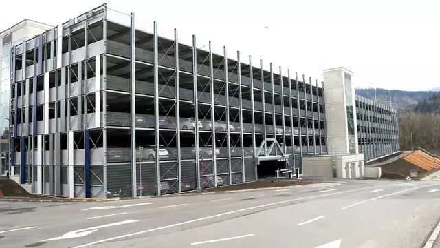 Das neue Parkhaus in Hinterberg hat den Betrieb bereits aufgenommen. | Foto: AT&amp;S/Heigl