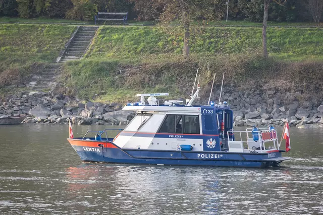 Die Wasserpolizei kontrollierte das Kreuzfahrtschiff. | Foto: Fotokerschi.at