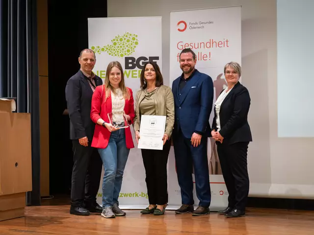Tanja Völker, HR-Unternehmenskommunikation bei HAI (2.v.l.) und Elfriede Dicker, Marketing &amp; Kommunikation HAI-Gruppe (3.v.l.) nehmen die Zertifizierungsurkunde zum BGF-Gütesiegel in Linz in Empfang. | Foto: Vitera Productions