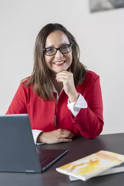 Angela Kiemayer beim Verfassen ihres neuen Buches „Starke Stimme – Starke Wirkung“. | Foto: Kamila Dettlaff