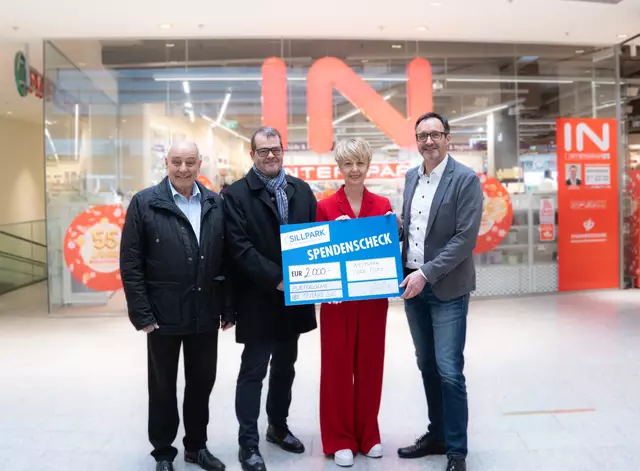 Große Freude über die Rekord-Spendensumme bei allen Beteiligten: 
v.l.n.r: Herbert Peer (Netzwerk Tirol Hilft), Michael Griesser (Direktor Ferrarischule), Fachvorständin Regina Haslwanter (Ferrarischule), Markus Siedl (Center Manager SILLPARK) | Foto: Sillpark