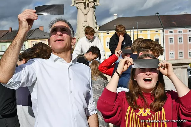 Die partielle Sonnenfinsternis beginnt in Österreich ab 11:20 Uhr und endet spätestens um 13:00 Uhr. Der Höhepunkt der Finsternis tritt um 12:16 Uhr ein.