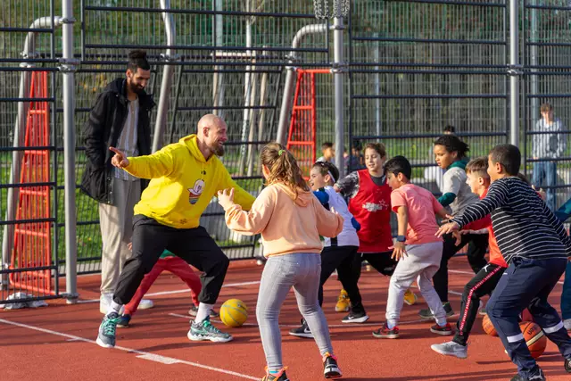 Sozialprojekt in der Noitzmühle Wels: Spaß, Teamgeist und die Freude an der Bewegung sollen beim Streetballturnier mit Flyers-Wels-Kapitän Chris von Fintel in den Osterferien im Mittelpunkt stehen. | Foto: SI