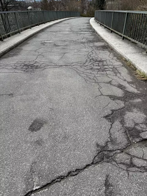 Immer mehr Verkehr: Der Zuzug in Vassach hat der Brücke am Eichbichlweg stark zugesetzt. | Foto: MeinBezirk.at
