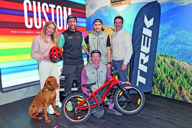 Stadtmarketing-Ausschussobfrau GR Evelyn Köfer, Marco Dullnig (Trek Bicycle), Lucas Allmayer (Trek Bicycle), Gerhard Briggl vom Stadtmarketing (hinten von links) und Ebert Grojer (Trek Bicycle)
  | Foto: eggspress