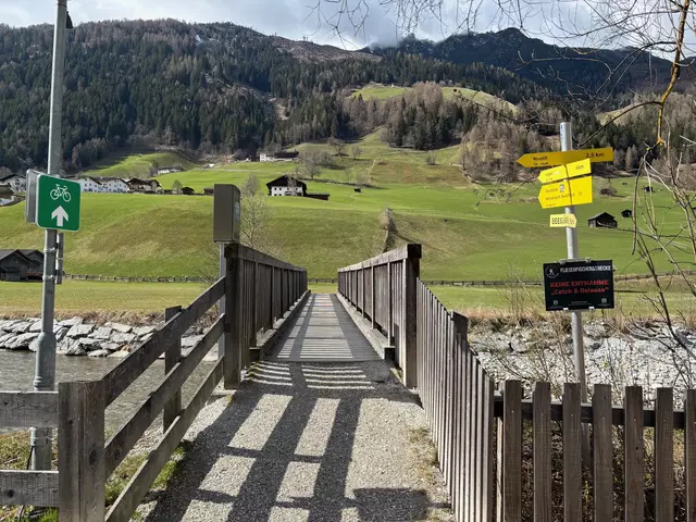 Die Brücke beim Kampler See wird gegen eine höhere, breitere und mit "leichten Rampen" versehene Konstruktion ausgetauscht. Somit können künftig Fußgänger und Radwegbenützer gleichzeitig die Bachseite wechseln. | Foto: Kainz