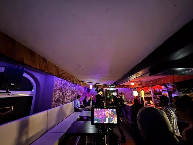 Beim Filmdreh in der Leoni Bar in Straßwalchen.  | Foto: Emanuel Hasenauer