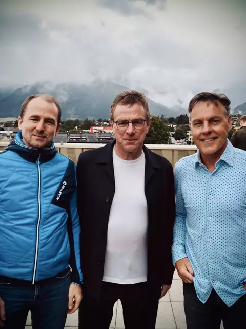 Mario Huemerlehner mit dem Teamchef der A-Nationalmannschaft, Ralf  Rangnick und dem Coach des U17-Teams, Hermann Stadler (v.li.). | Foto: Huemerlehner