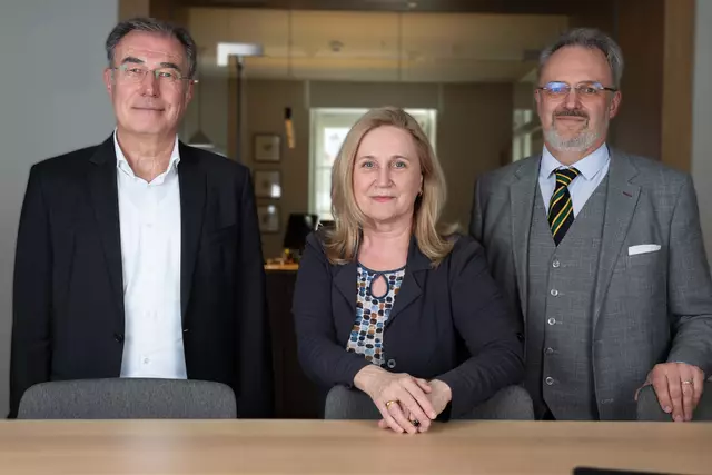 Vortragender Friedrich Mostböck mit den Vorständen Gertrude Schwebisch und Peter Prober. | Foto: Sparkasse