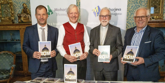 Dompropst Guggenberger präsentiert sein neues Buch im Bischofshaus in Klagenfurt. | Foto: Diözesan-Pressestelle/Neumüller