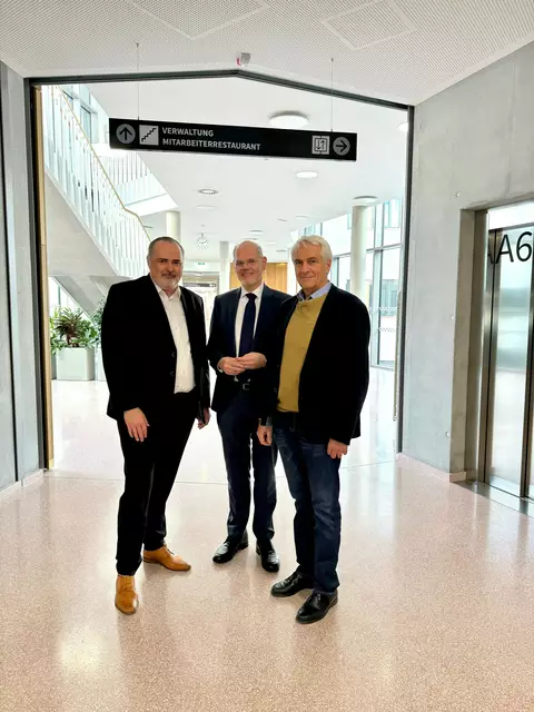 Landeshauptmann Hans Peter Doskozil mit den Geschäftsführern der Gesundheit Burgenland, Franz Öller und Stephan Kriwanek, in der Klinik Oberwart | Foto: Gesundheit Burgenland
