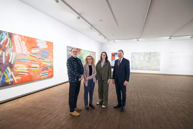 Landeshauptmann Thomas Stelzer (rel) und OÖ Landes-Kultur-Geschäftsführer Alfred Weidinger mit Künstlerin Elisabeth Plank und Kuratorin Gabriele Spindler beim Presserundgang. | Foto: Land OÖ