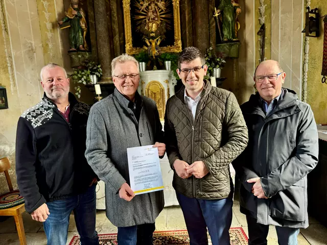 Ing. Michael Miggitsch, Bgm. Reinahrd Antolitsch, LHStv. Martin Gruber und Pfarrer Peter Olip sind begeistert von der sanierten Kapelle am Krainberg  | Foto: Marktgemeinde Arnoldstein
