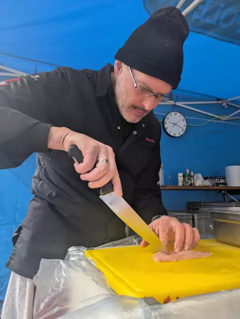 Drei Gerichte, drei Hauptzutaten und kein Strom – die Teilnehmer mussten mit perfektem Timing und präzisen Grilltechniken überzeugen. | Foto: Team BO’s BBQ